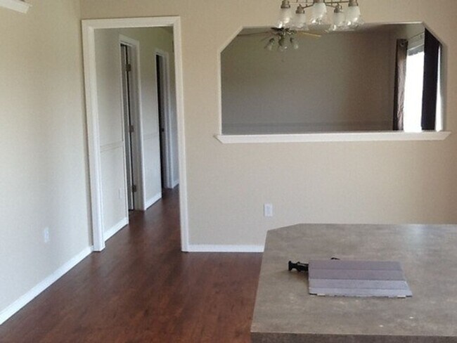 Building Photo - Spacious 4 bedroom 2.5 bath 2 story home