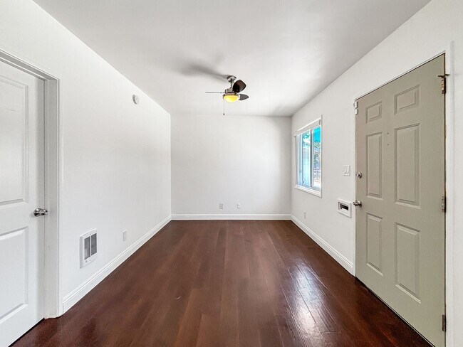 Building Photo - Gorgeous 1B/1BA Upgraded Duplex in City He...