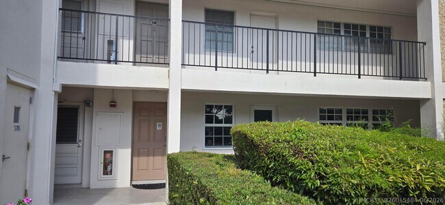 Building Photo - 3300 N Palm Aire Dr