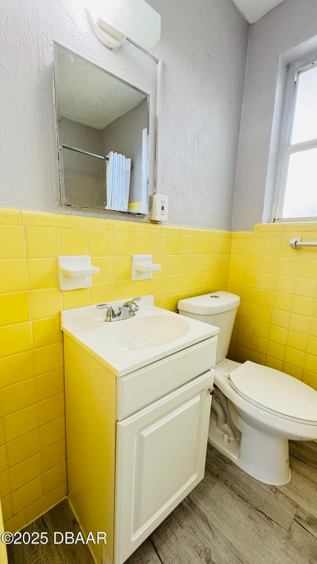 Building Photo - 637 N Oleander Ave