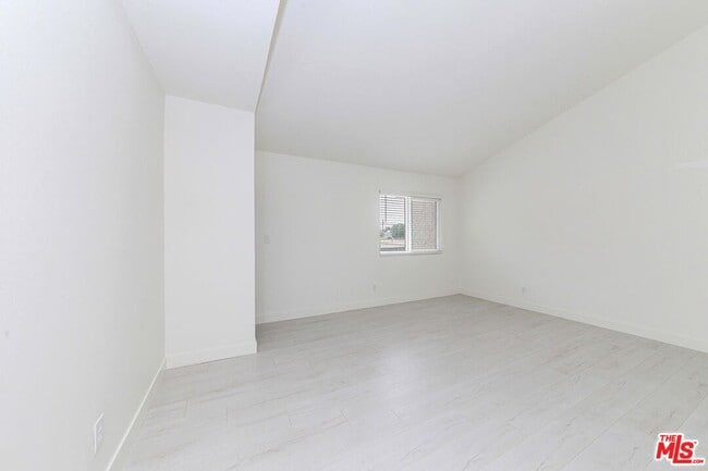 Building Photo - 1237 Elm Ave