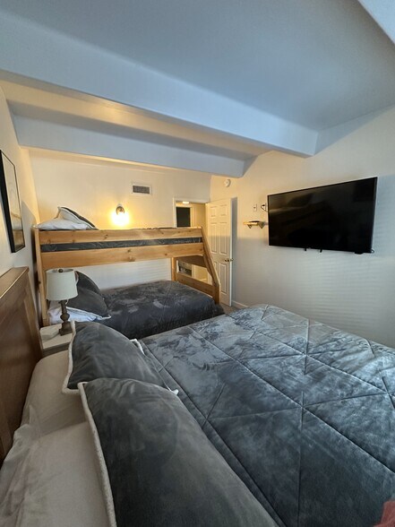 Second bedroom - 700 Snowberry Ln