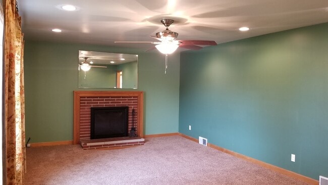 Building Photo - CHECK ME OUT!  3 Bedrooms, 2 Full Baths, B...