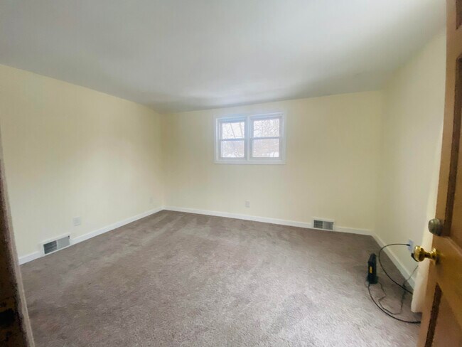 Building Photo - 2015 Cottage Ave E