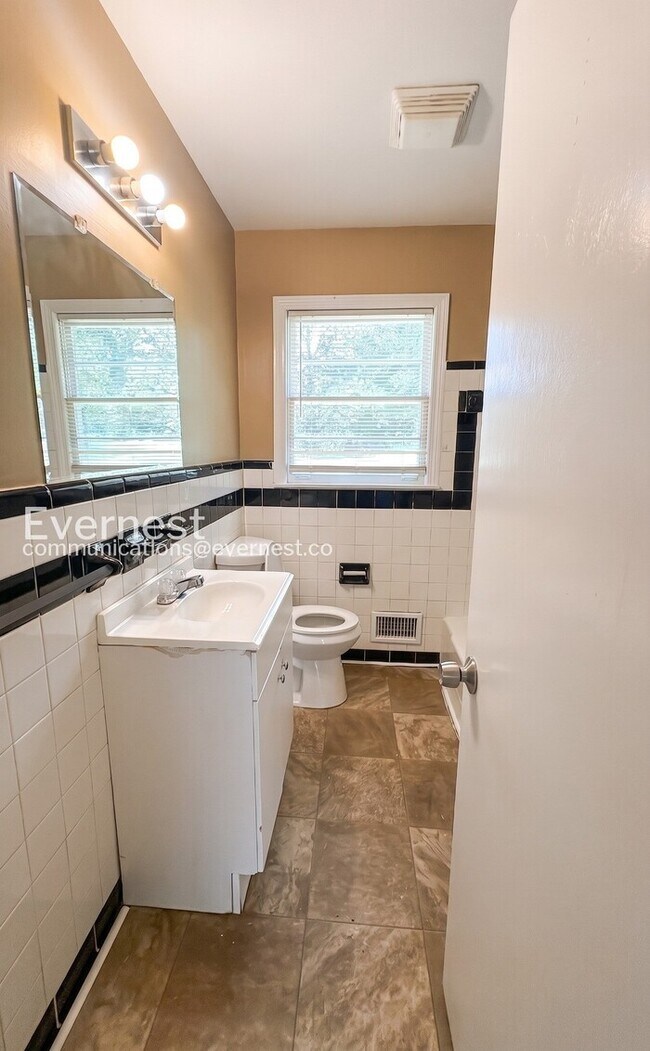 Building Photo - 4 Bed, 2 Bath Home with Fenced Yard / Available Now!