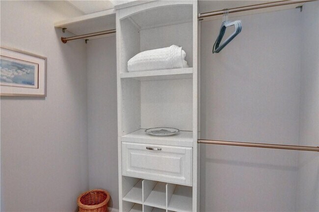 Building Photo - 2640 Lake Shore Dr