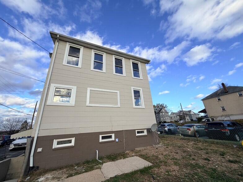 Building Photo - 3 E Overlea Ave