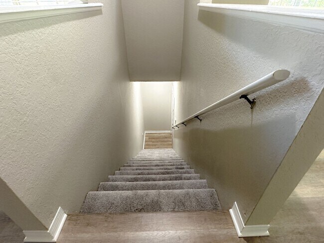 Building Photo - Crescent Place - 22-206