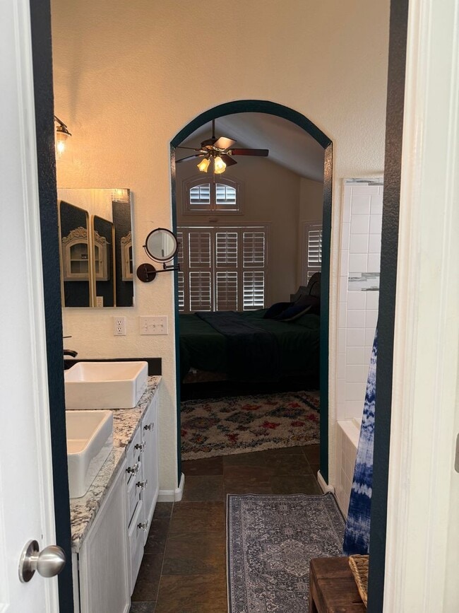 Building Photo - Beautiful Furnished 3 Bedroom/2.5 Bathroom Single Family Home with Flexible Lease terms.