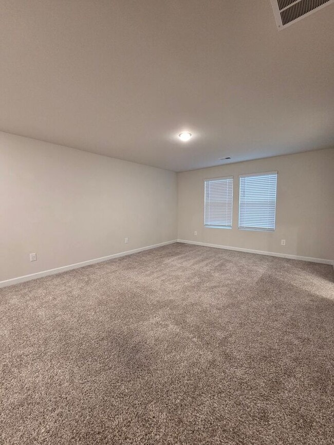 Building Photo - Beautiful and spacious! Ready for move in!