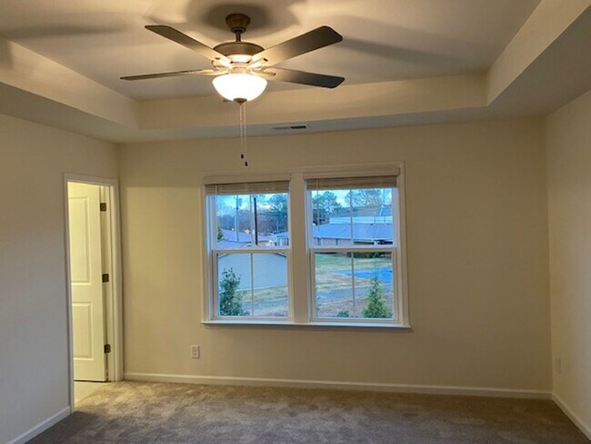 Building Photo - Fantastic 3BR/2.5BA Townhome located in Th...