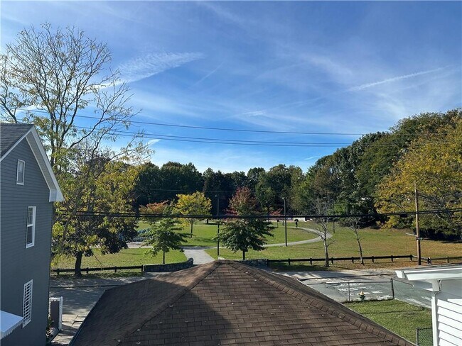 Building Photo - 24 Vale St