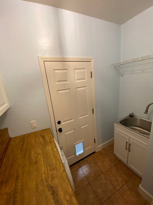 Building Photo - NW Visalia Home Rent Ready! !