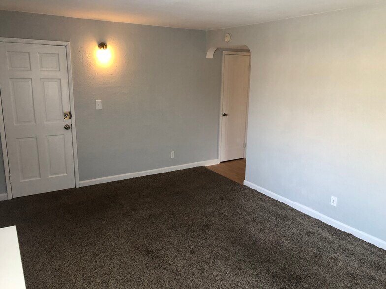 Building Photo - 530 Hadley Ave