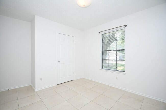 Building Photo - 2303 Old Dixie Dr