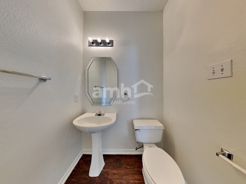 Building Photo - 2510 Valley Creek Dr