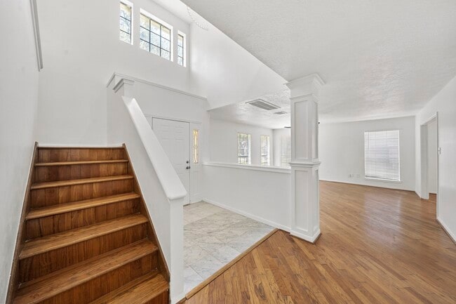 Building Photo - 2406 Parkwood Ln