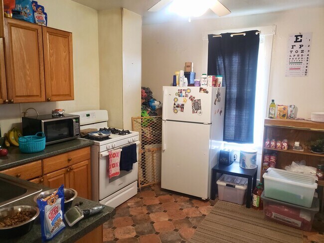Building Photo - Inviting 2-Bedroom Home with Spacious Livi...