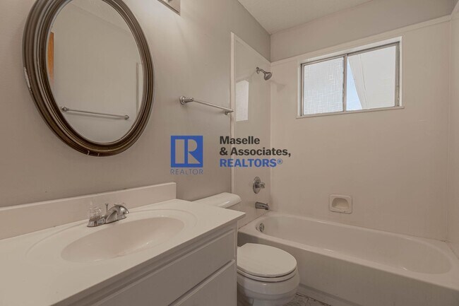 Building Photo - 3 Bed/2 Bath Home In Huntington Park