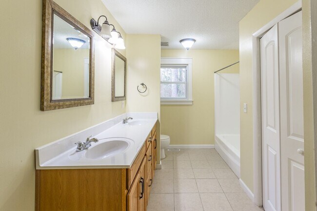 Building Photo - 4 Bedroom Rental in East Brainerd!