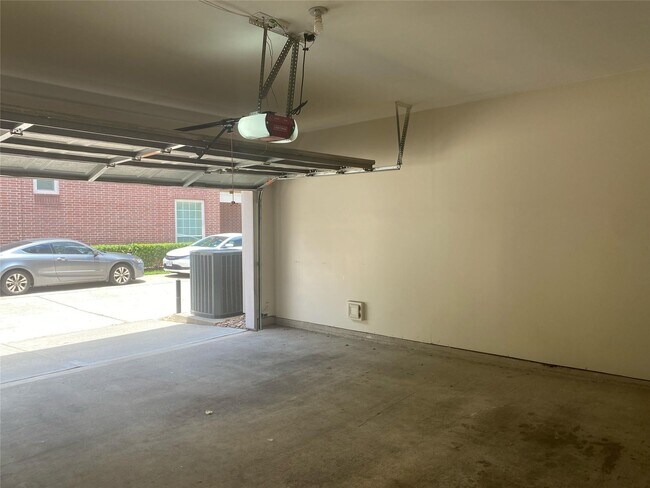 Building Photo - 32 Waugh Dr