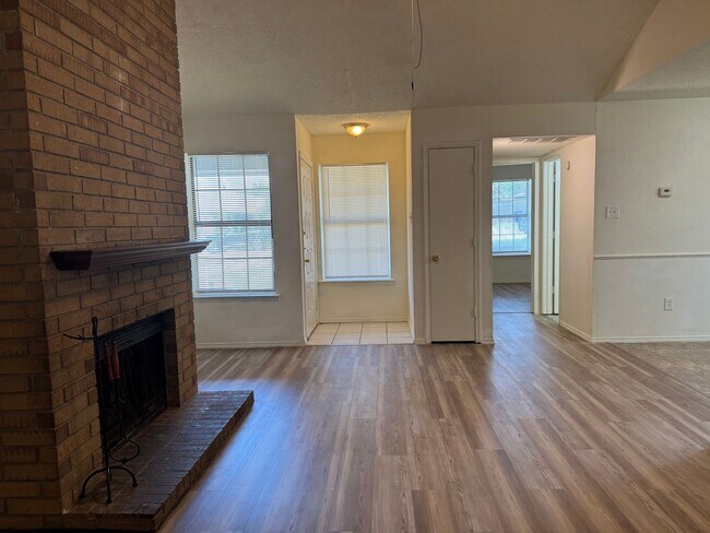 Building Photo - 716 Woodland Ct