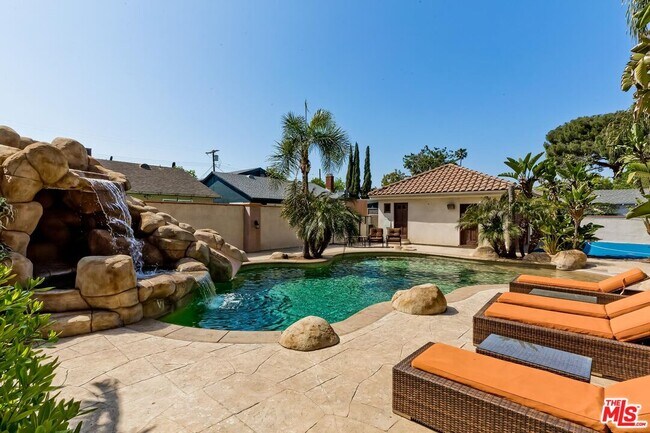 Building Photo - 6127 Rhodes Ave