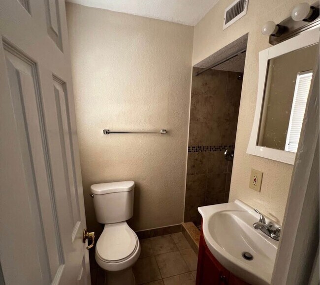 Building Photo - 4024 Meadowbrook Ave