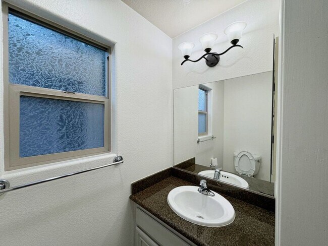 Building Photo - Stunning 2 Bed / 2.5 Bath Condo with 2-Car Garage in North Park