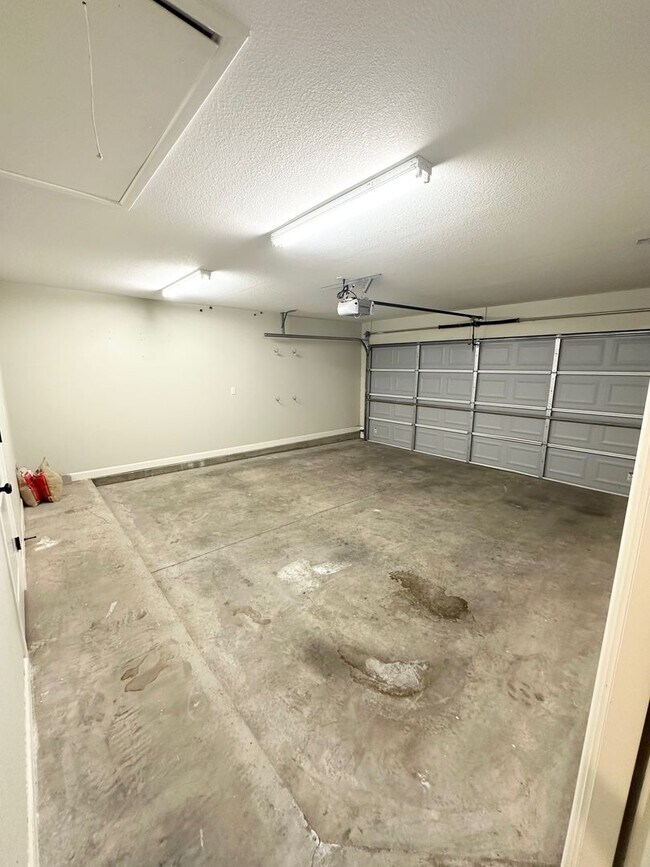 Building Photo - Stunning 3 Bed 2 Bath Ready To Rent ASAP!