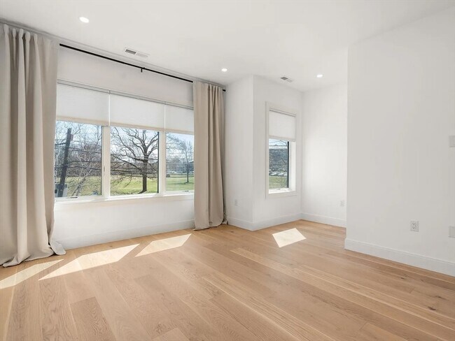 Building Photo - 114 Church St