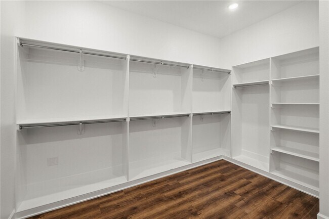 Building Photo - 431 Silverview Ave