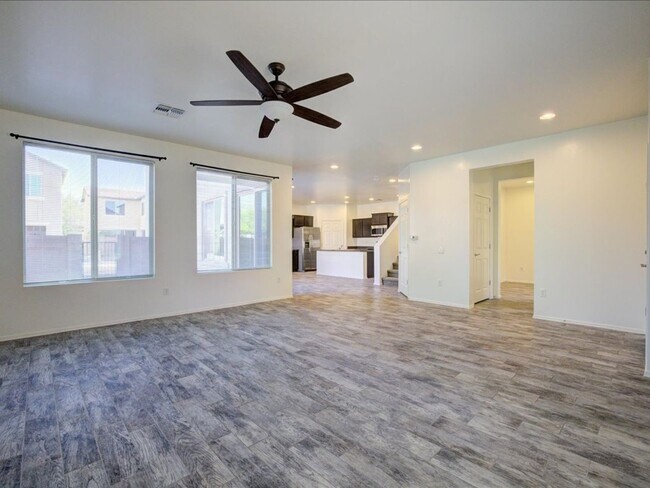 Building Photo - 4 Bedroom, 2.5 Bath COMMUNITY POOL!