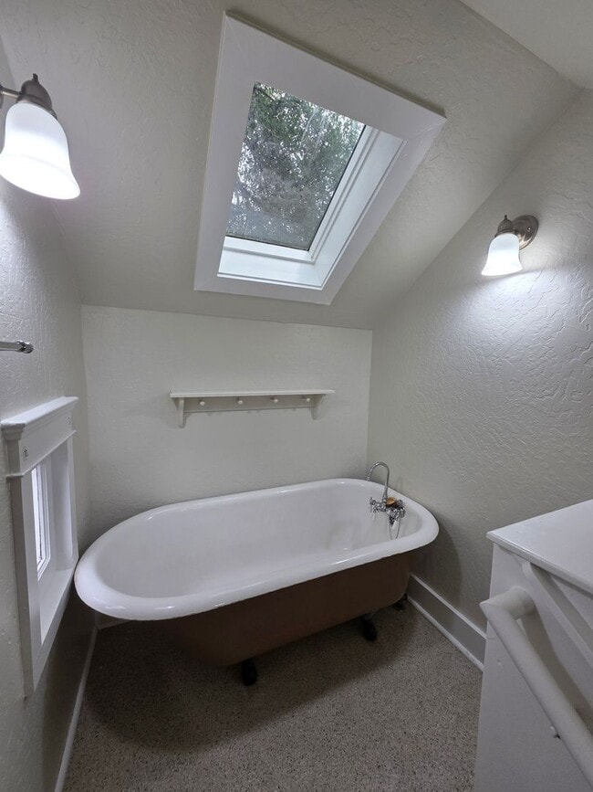 Building Photo - Charming home on quaint cul-de-sac!