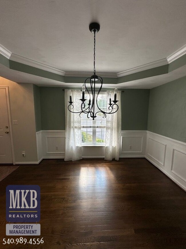 Building Photo - Luxurious 4 Bd/3.5Ba home located in The G...