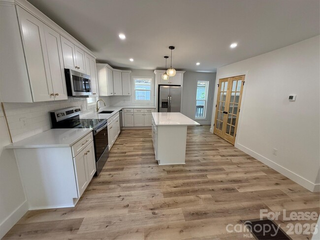 Building Photo - 1416 N Davidson St