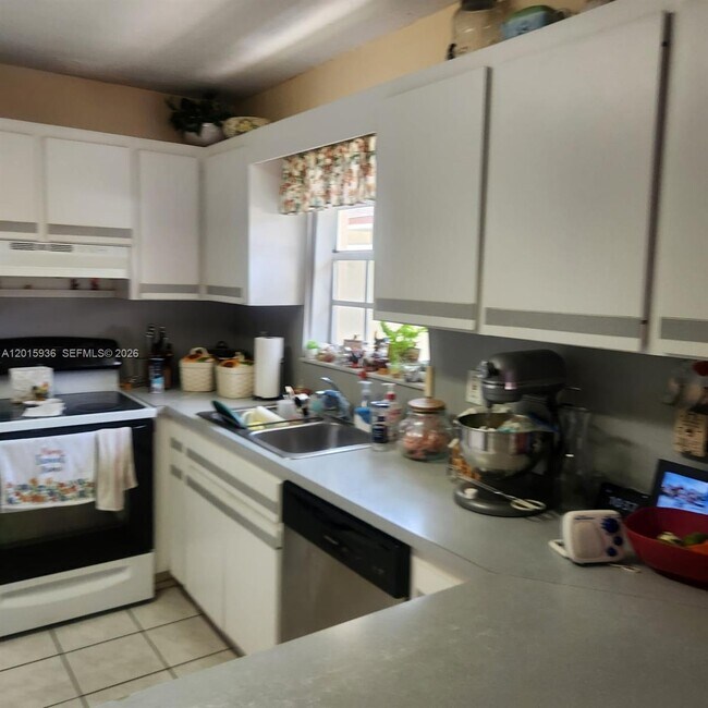 Building Photo - 2018 SW 58th Ct