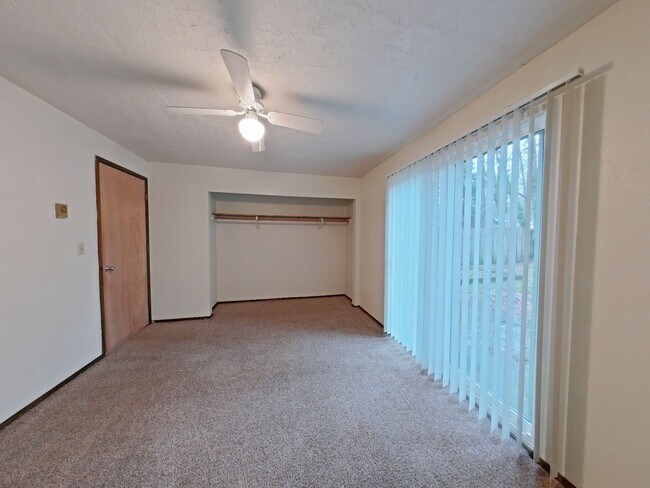 Building Photo - 3 Bedroom Duplex ~ Close to 9th Street ~ Pet Friendly