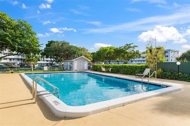 Building Photo - 116 Royal Pk Dr