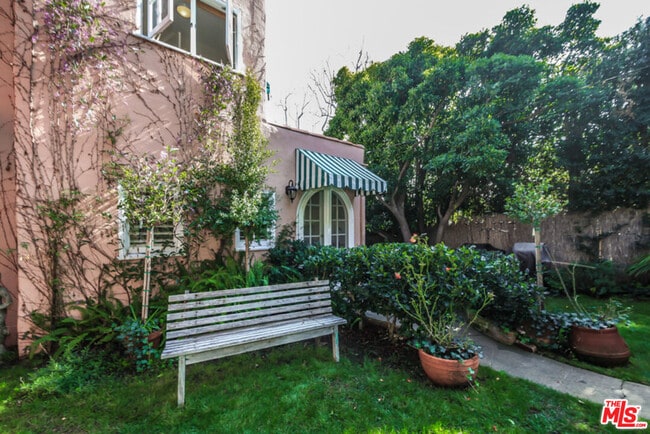 Building Photo - 1367 N Beverly Dr