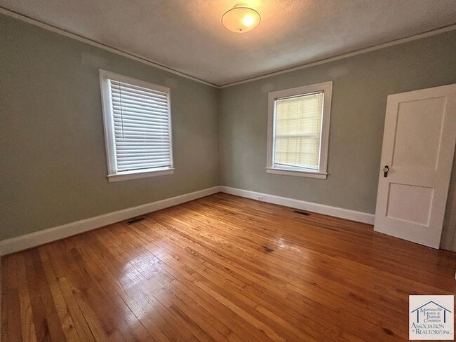 Building Photo - 1118 Oakgrove Ave