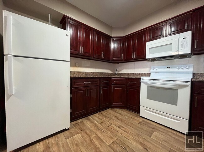 Building Photo - Your Charming & Spacious 3 Bed Apartment! ...