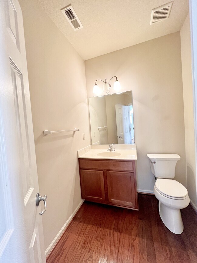 Building Photo - 109 Zebulon Ct