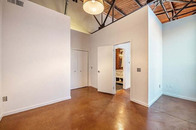 Building Photo - 3033 Blake St