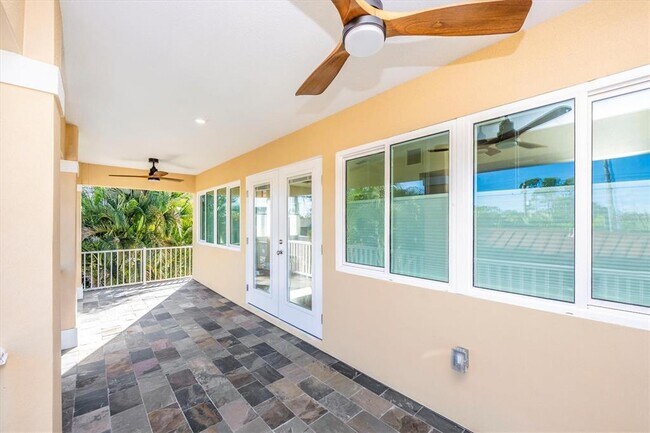 Building Photo - 907 Riviera St