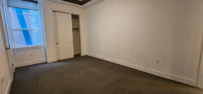 Building Photo - Congress Park High Rise Living! Huge Main Floor 2 Bed 2 Bath