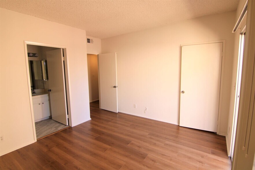 Building Photo - 13552 Burbank Blvd