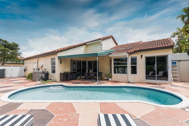 Building Photo - 9765 SW 155th Ct