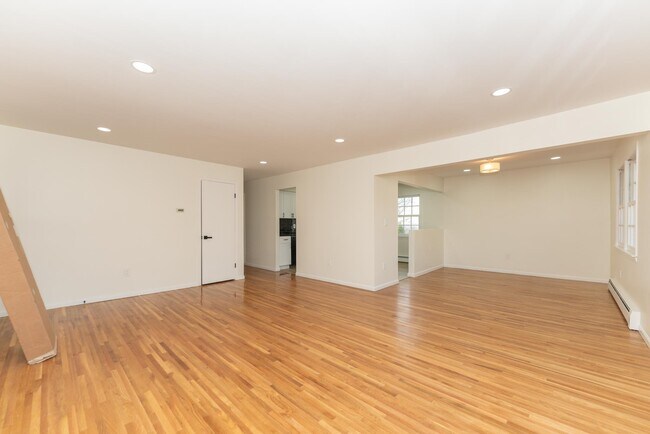 Open Concept view - 32 Roseland Ave