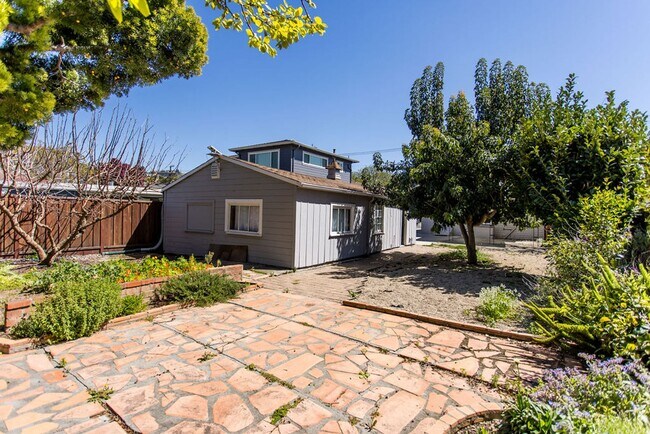 Building Photo - Charming 2 Bedroom House with Expansive Wo...